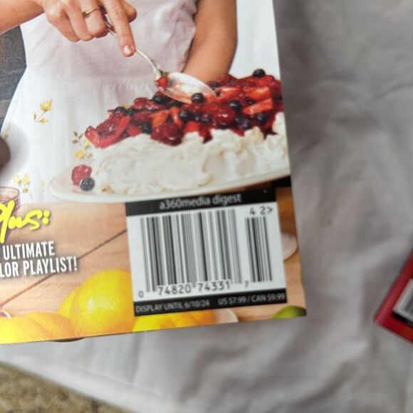 Taylor Swift Mini Magazine Set. - Picture 7 of 7